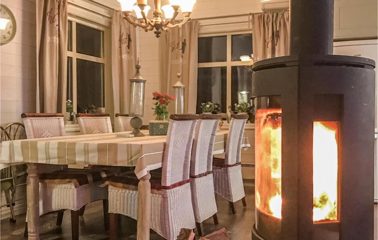 Cozy Home In Saerna With Kitchen Fjatervalen エクステリア 写真
