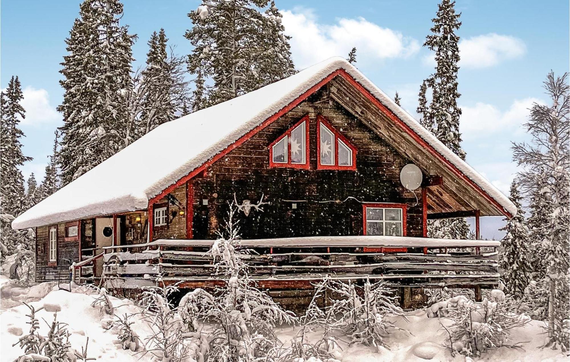Cozy Home In Saerna With Kitchen Fjatervalen エクステリア 写真